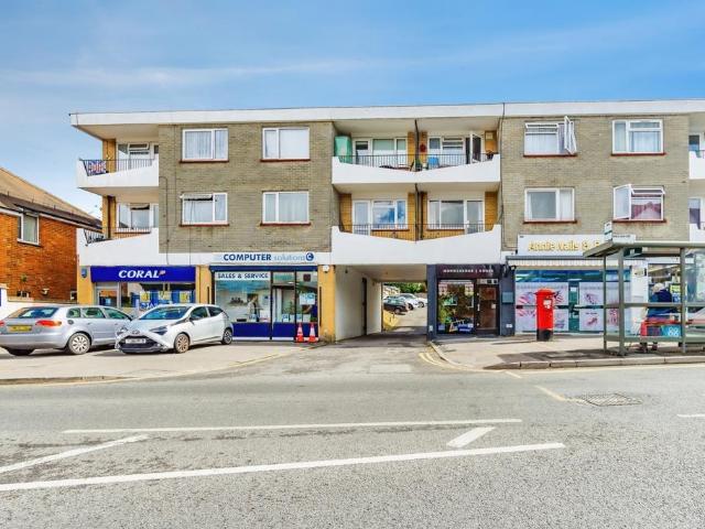 Flat for sale in Caterham on the Hill, Hillview