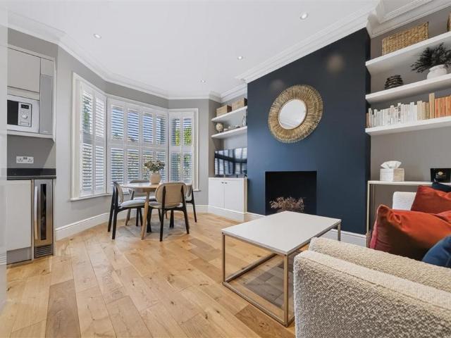 Flat for sale in London Borough of Wandsworth, Greater London