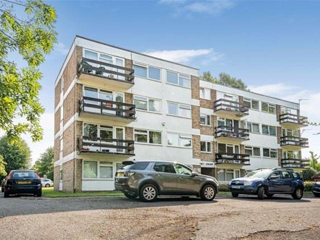 Flat for sale in Hatching Green, Five Acres