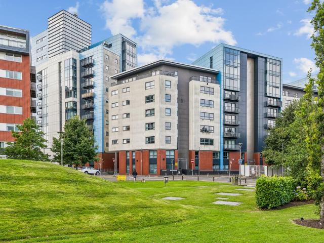 Flat for sale in Thornwood, Govan
