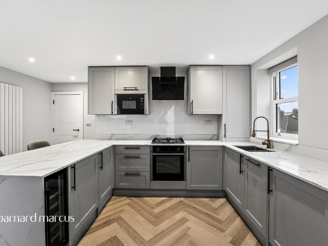 Flat for sale in Furzedown, Greater London