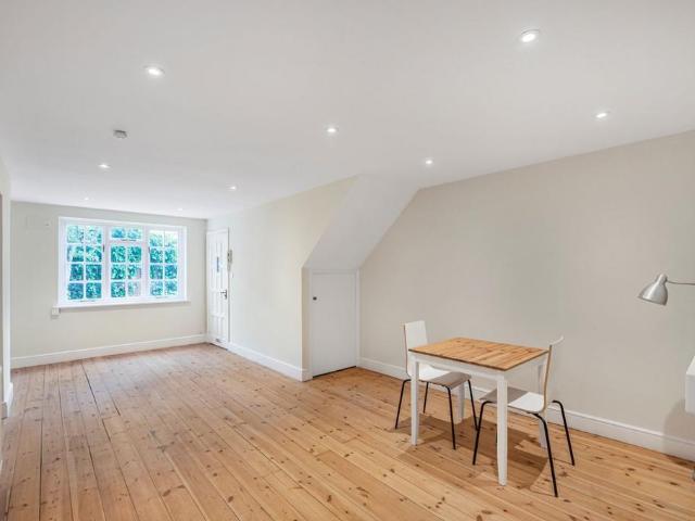 Flat for sale in Earlsfield, Greater London
