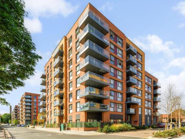 Flat for sale in London Borough of Ealing, Perivale