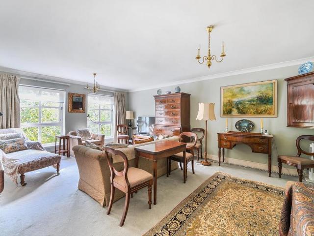 Flat for sale in Bayswater, Greater London