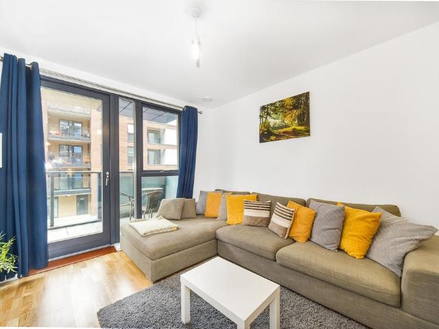 Flat for sale in East Greenwich, Greater London