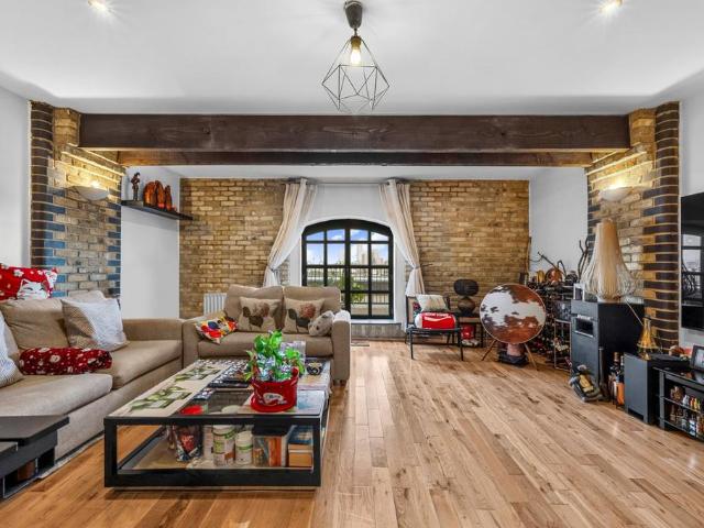 Flat for sale in Cubitt Town, Greater London
