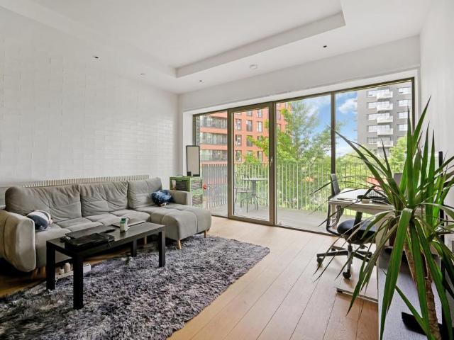 Flat for sale in London City Island, Blackwall