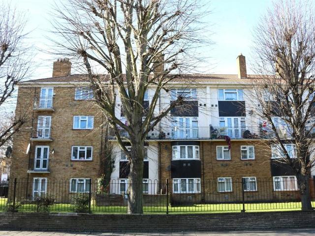 Flat for sale in Chapel End, Highams Park