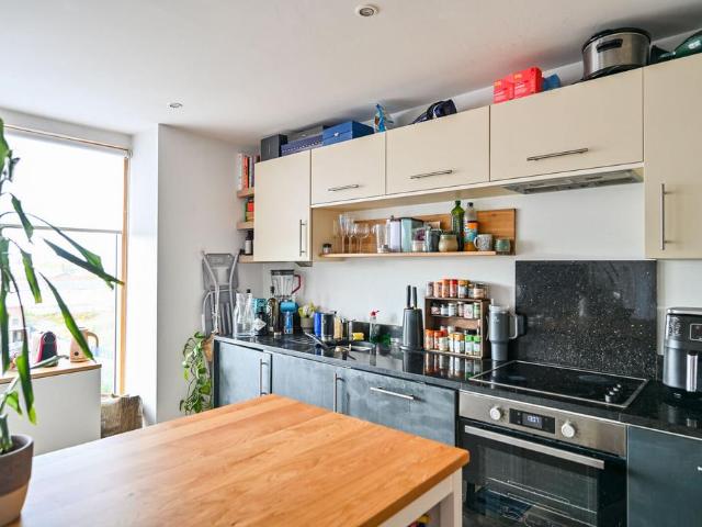 Flat for sale in Old Ford, Bow