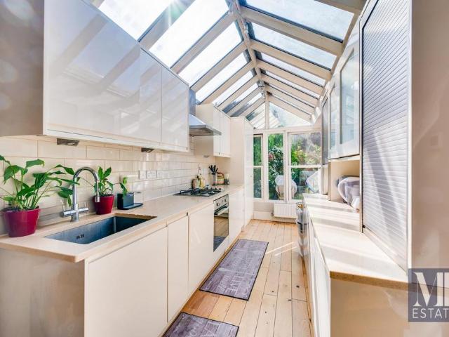 Flat for sale in Kilburn, Greater London