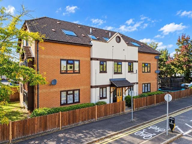 Flat for sale in Cove, Rushmoor