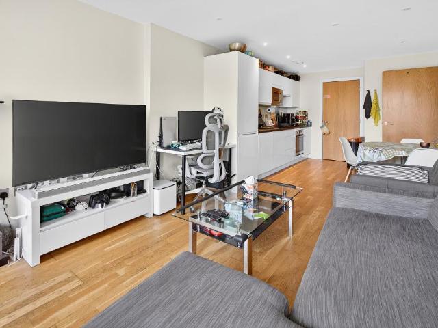 Flat for sale in Limehouse, Greater London