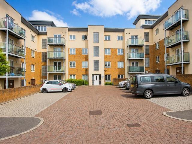Flat for sale in Elstree and Borehamwood, Borehamwood