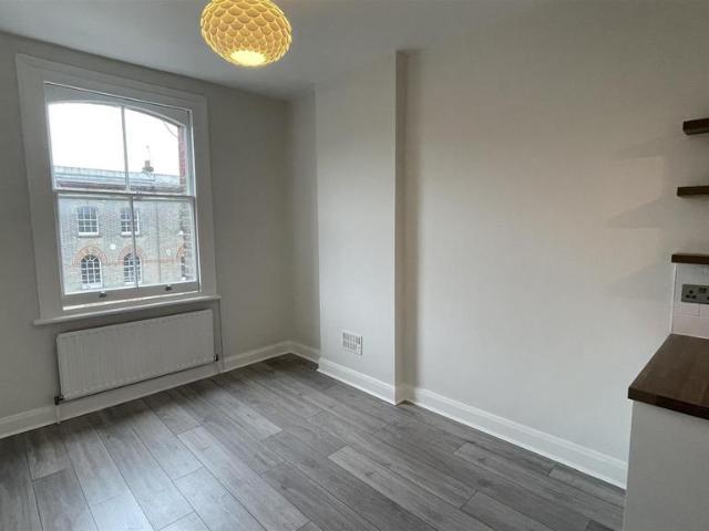 Flat for sale in Maida Vale, Greater London