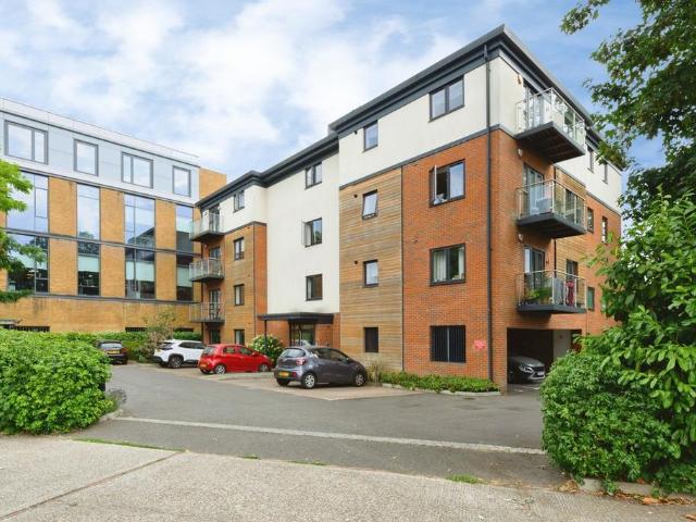 Flat for sale in Red Hill, Surrey