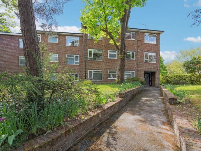 Flat for sale in Batchworth, Hertfordshire