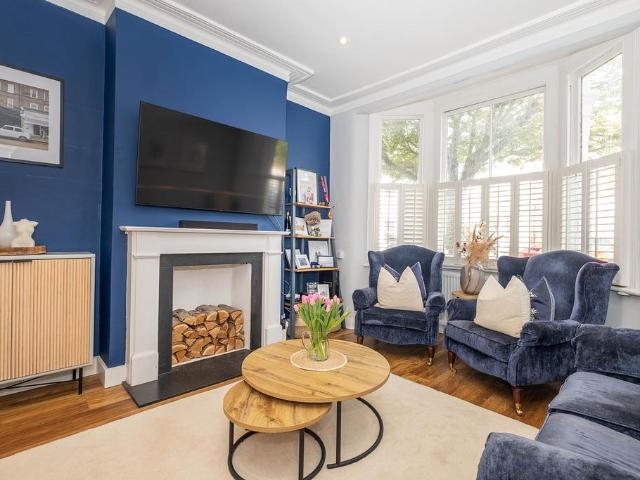 Flat for sale in Summerstown, Greater London