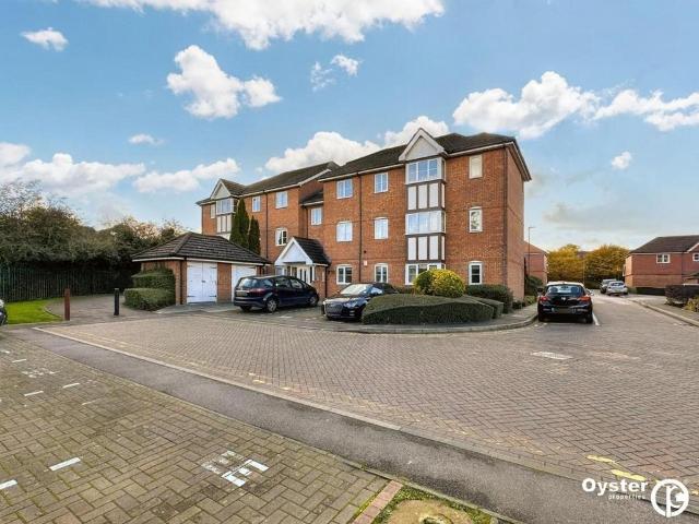 Flat for sale in Broxbourne, Hertfordshire