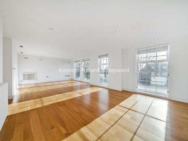 Flat for sale in Widmore, Greater London