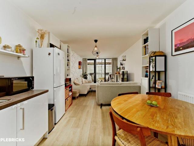Flat for sale in London Borough of Wandsworth, Greater London