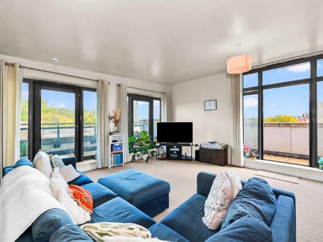 Flat for sale in St. George in the East, Greater London