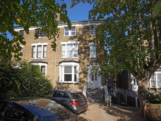 Flat for sale in London Borough of Lewisham, Ladywell