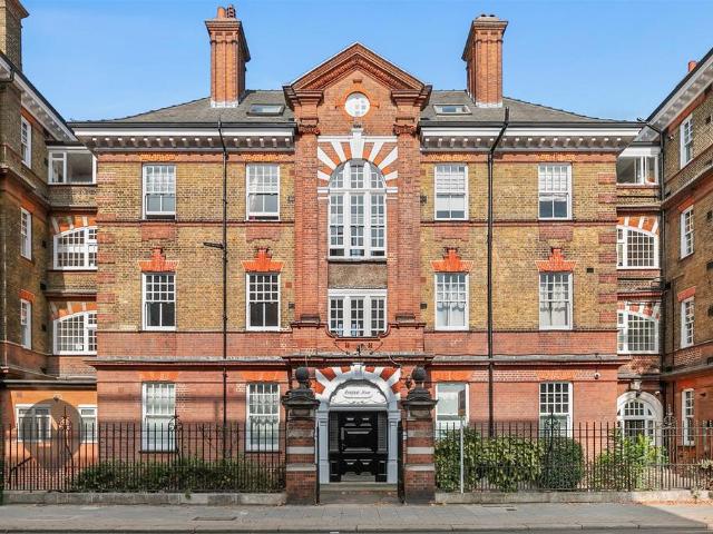 Flat for sale in London Borough of Wandsworth, Greater London