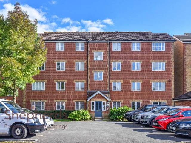 Flat for sale in Broxbourne, Hertfordshire
