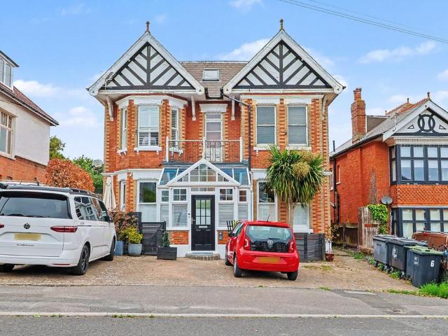 Flat for sale in Pokesdown, Bournemouth