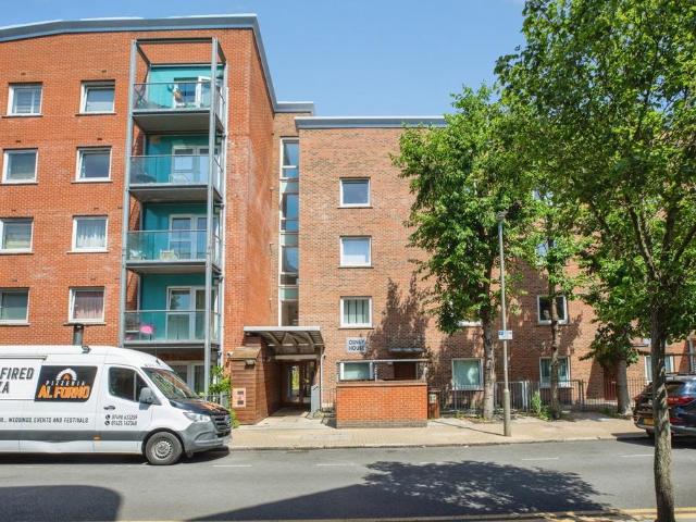 Flat for sale in Battersea, Greater London