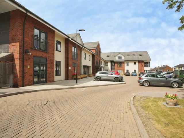 Flat for sale in New Bilton, Warwickshire