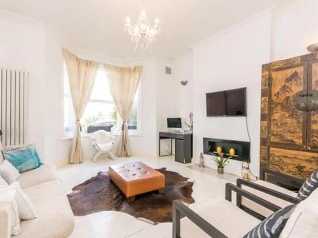Flat for sale in Shepherd's Bush, Greater London