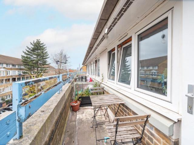 Flat for sale in Peckham, Greater London