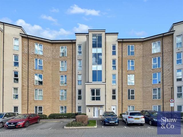 Flat for sale in London Borough of Hounslow, Greater London