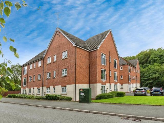 Flat for sale in Kirklees, Bury