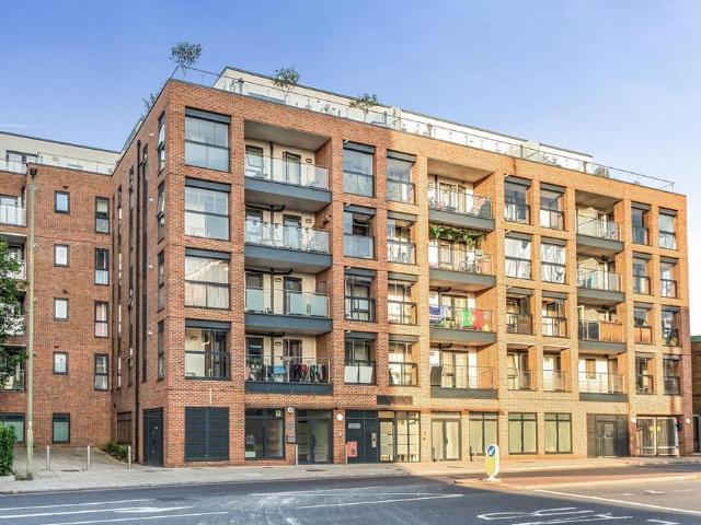 Flat for sale in Whetstone, Greater London