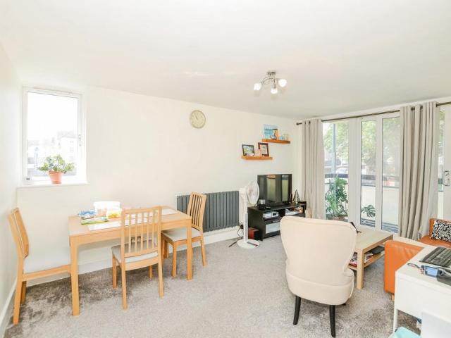 Flat for sale in Wanstead, Greater London
