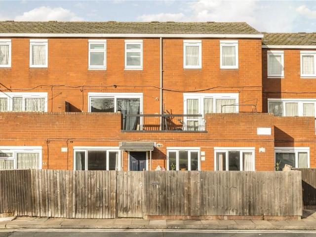 Flat for sale in South Hackney, Greater London