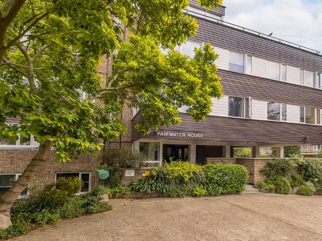 Flat for sale in Strawberry Hill, Greater London