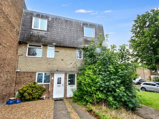 Flat for sale in Marsh Farm, Luton