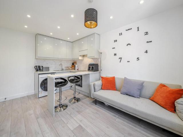 Flat for sale in Clapham, Greater London