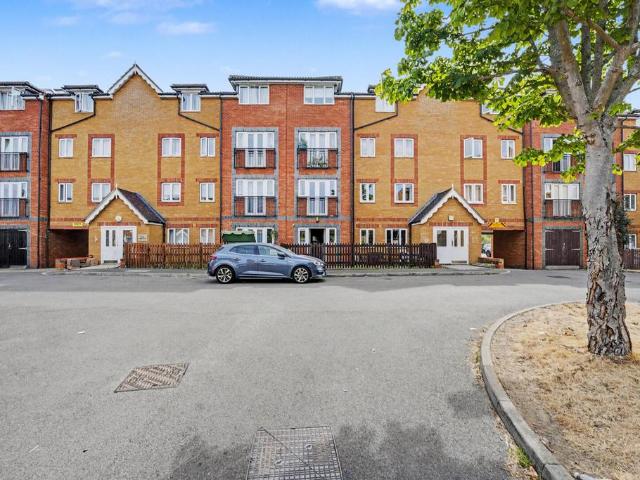 Flat for sale in Broxbourne, Hertfordshire