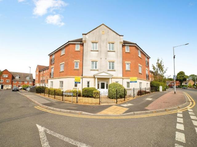Flat for sale in Berry Hill, Potters Corner