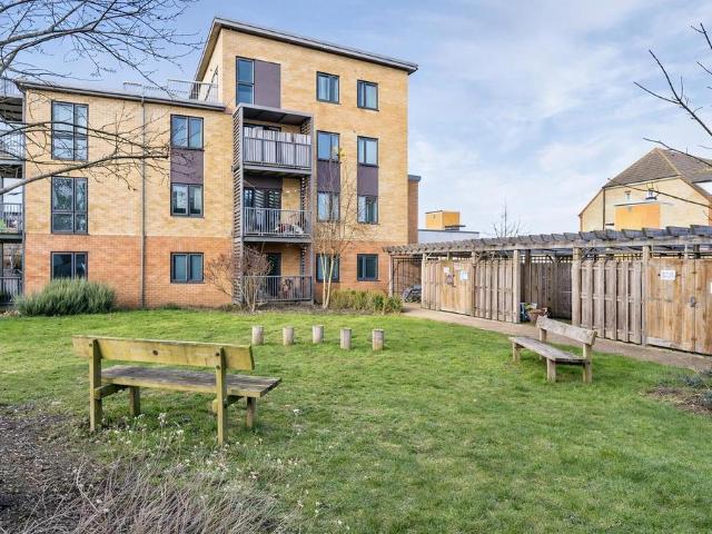 Flat for sale in Elstree and Borehamwood, Borehamwood