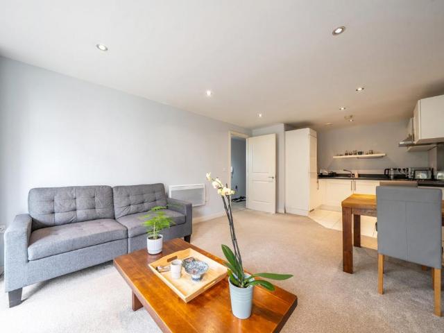 Flat for sale in London Borough of Merton, Collier's Wood