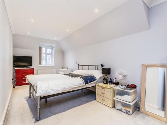 Flat for sale in Hillview, Surrey