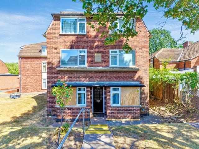 Flat for sale in Four Oaks, West Midlands