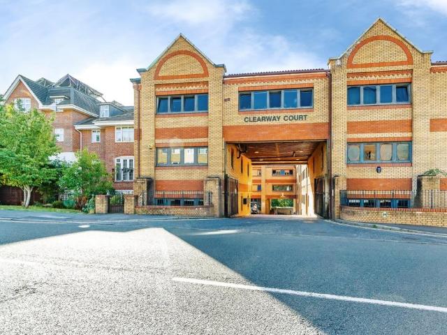 Flat for sale in Hillview, Surrey