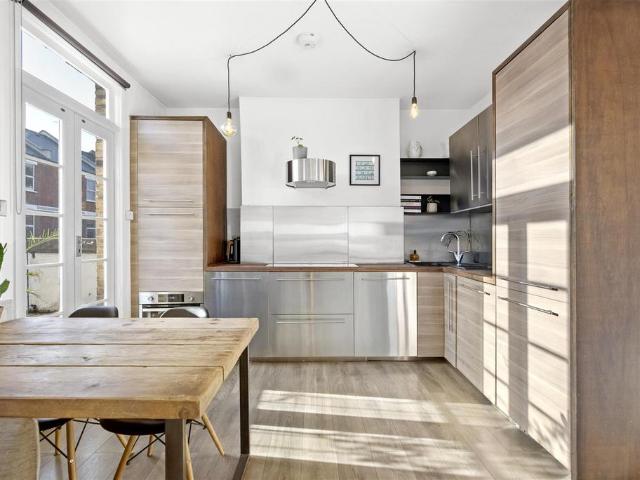 Flat for sale in Finsbury Park, Greater London
