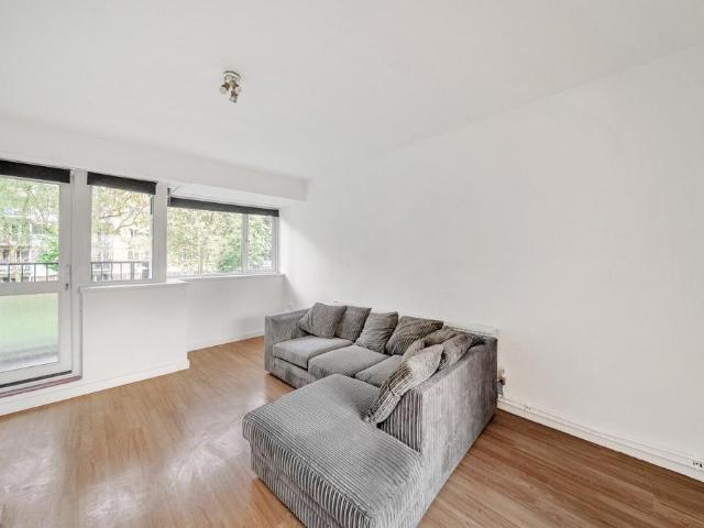 Flat for sale in Roehampton, Greater London